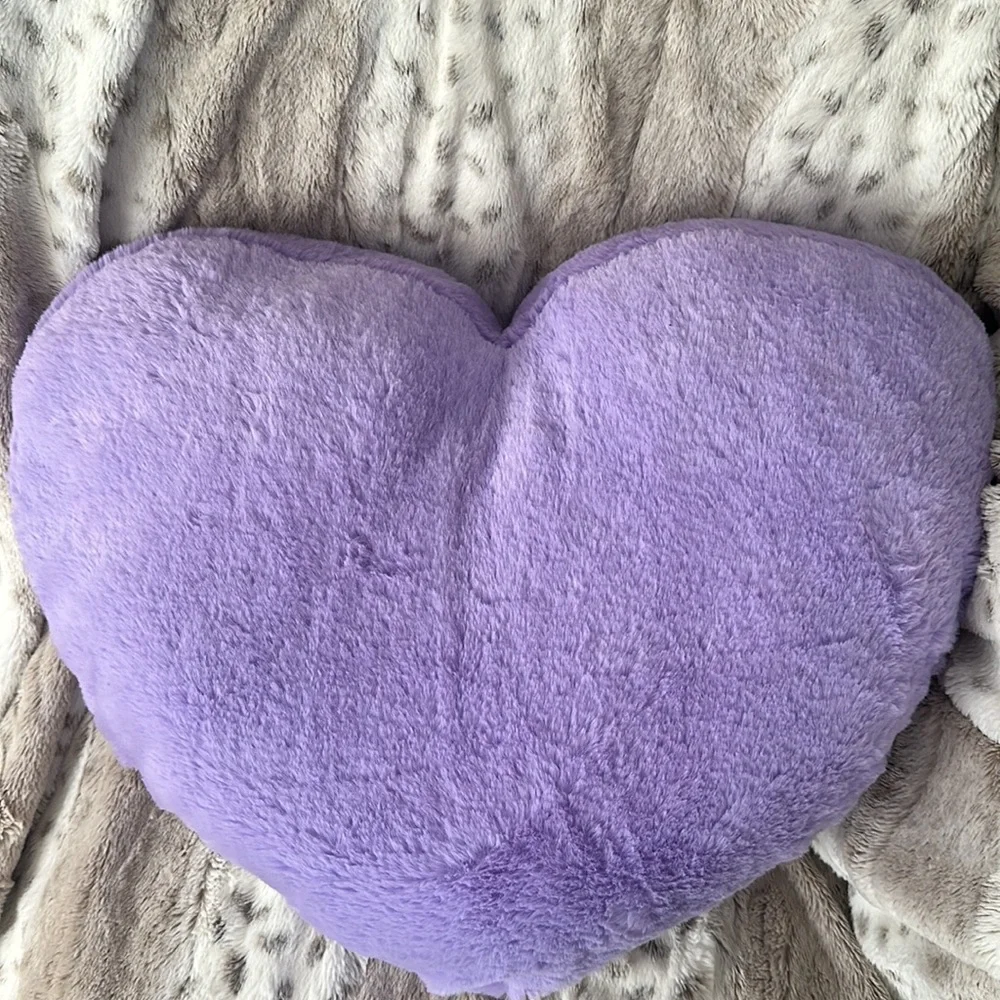 Love in the air heart pillow 14” x 21” - Picture 4 of 4
